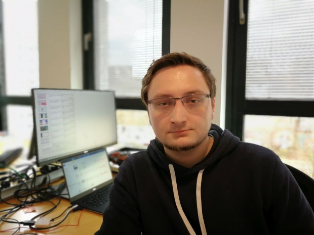 Das gleiche Bild mit dem P10 von Huawei aufgenommen. In dieser Situation hat die Trennung der verschiedenen Ebenen nicht komplett geklappt, über dem Kopf ist ein Fehler erkennbar. Die Ausleuchtung ist besser, wem das Bild zu glattgebügelt ist, kann den Makeup-Modus ausschalten. (Bild: Tobias Költzsch/Golem.de)